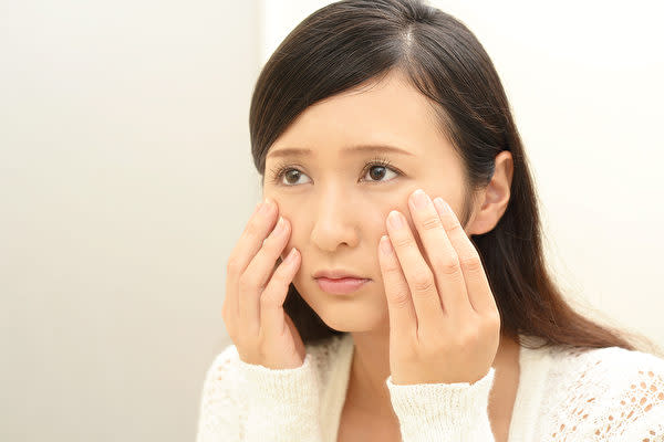 虚血は、顔色がくすみ、老化したような印象を与えます。(Shutterstock)
