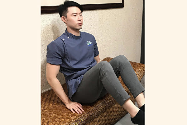 下腹部の腹筋を刺激する運動の一例。運動だけでなく、飲食など生活習慣の改善も必要です。（楊宗翰氏提供）