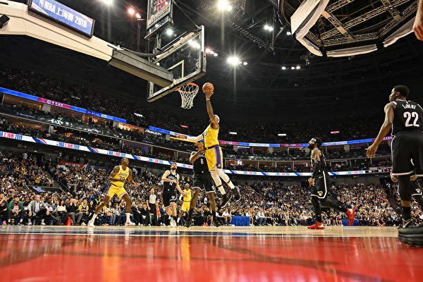 写真は2019年10月10日、上海で開催されたNBAエキシビジョンゲームで、会場となった1万8千人収容可能なメルセデス・ベンツアリーナのメインスタジアムを埋め尽くす観客たち（Lintao Zhang/Getty Images）