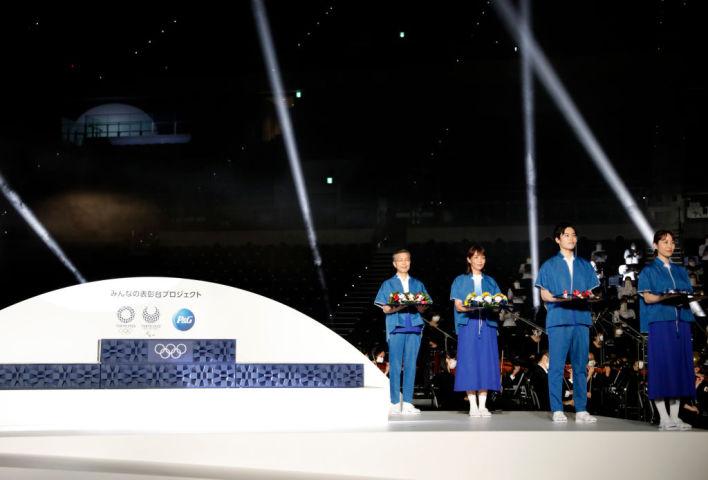 6月3日、東京五輪の表彰式で使用される表彰台や音楽、ボランティアの衣装がお披露目された( Issei Kato - Pool/Getty Images)
