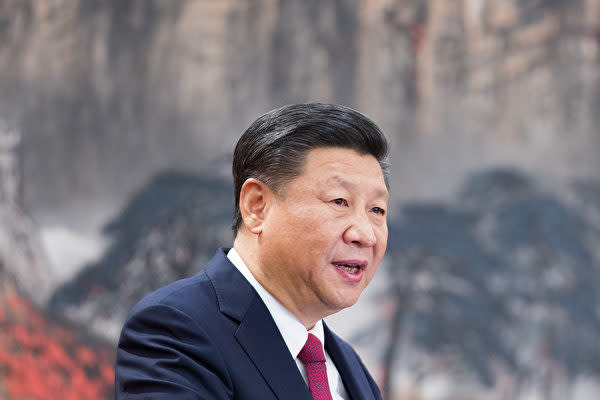 2017年10月25日、中国共産党中央政治局常務委員会の会議で発言する習近平氏（Lintao Zhang/Getty Images）