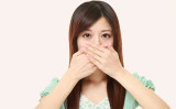 口臭の原因はいろいろあります。完治するには、その根本原因を除くことです。（Shutterstock）
