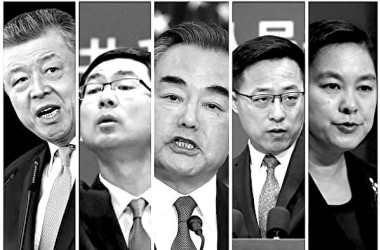 中国の好戦的な外交スタイル、「戦狼」外交官らは国際社会で相次ぎ醜態をさらしている(大紀元合成)