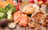 良質のタンパク質と、いろいろな色の野菜や果物を食べることで、抗炎症作用が高められ、アレルギー性鼻炎を改善できます。（Shutterstock）