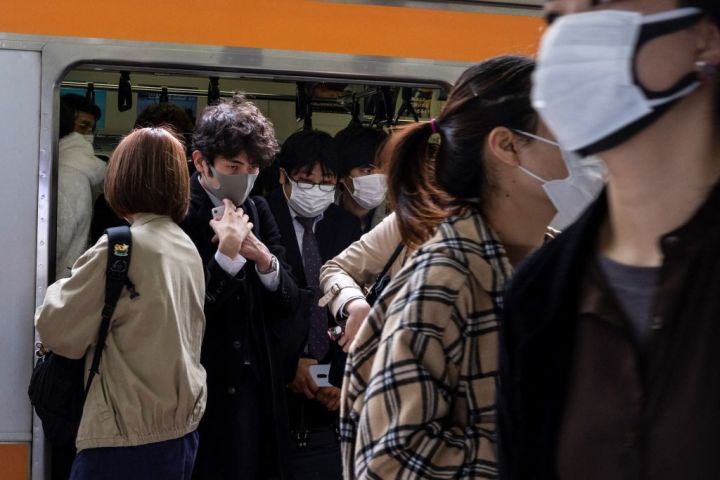 朝の満員電車は体に大きな負荷を強いる（Photo by YUKI IWAMURA/AFP via Getty Images）