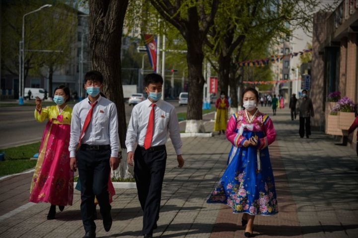 4月15日、平壌市内を歩く人々（Photo by KIM WON JIN/AFP via Getty Images）