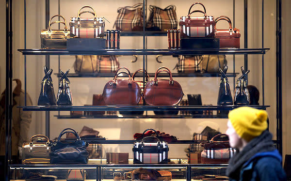 英ロンドンの中心部にあるバーバリーの店舗の前を通り過ぎる男性（ANDREW COWIE/AFP via Getty Images）