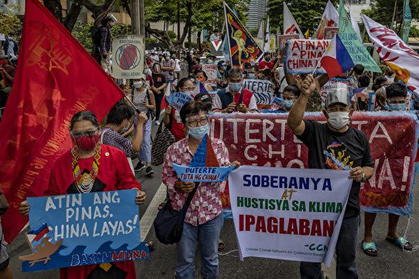 千人以上のフィリピン人が独立記念日に、中国大使館前で「中国は出ていけ」と抗議した（Ezra Acayan/Getty Images）