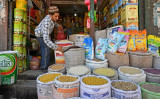 商品の穀物を整理する小売店主。6月18日、カブールにて撮影（Photo by ADEK BERRY/AFP via Getty Images）