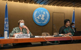 2021年6月21日、国連人権理事会の会合に出席したミシェル・バチェレ国連人権高等弁務官（左）とナザト・シャミーム・カン人権理事会議長（右）（FABRICE COFFRINI/AFP via Getty Images）