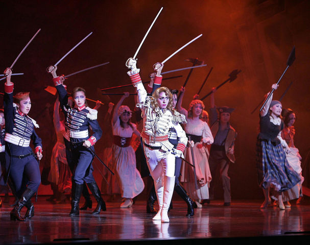 宝塚歌劇団の名作『ベルサイユのばら』。(Photo credit should read TOSHIFUMI KITAMURA/AFP via Getty Images)