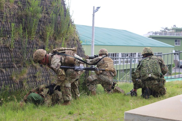 共同訓練を行う米陸軍兵士と陸上自衛隊員(在日米陸軍公式ツイッターより)