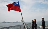 2018年1月31日、台湾・高雄の海軍基地での年次訓練に参加した後、補給艦「パンシー」の甲板で国旗に敬礼する台湾兵士たち（Mandy Cheng/AFP via Getty Images）