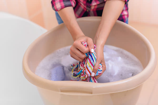 新しい衣服にはホルムアルデヒドが含まれている場合がありますので、着用する前に、洗濯することをお勧めします。(Shutterstock)