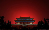 中国・北京で開催された2008年北京夏季オリンピックの開会式で、紫禁城の上空を彩る花火＝2008年8月8日　イメージ写真（Quinn Rooney/Getty Images）