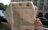 2007年7月31日 ワシントンDCでウォール・ストリート・ジャーナルを読む女性（KAREN BLEIER/AFP via Getty Images）