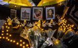 犠牲者を弔うために置かれたキャンドルと花束 （Photo by PHILIP FONG/AFP via Getty Images）