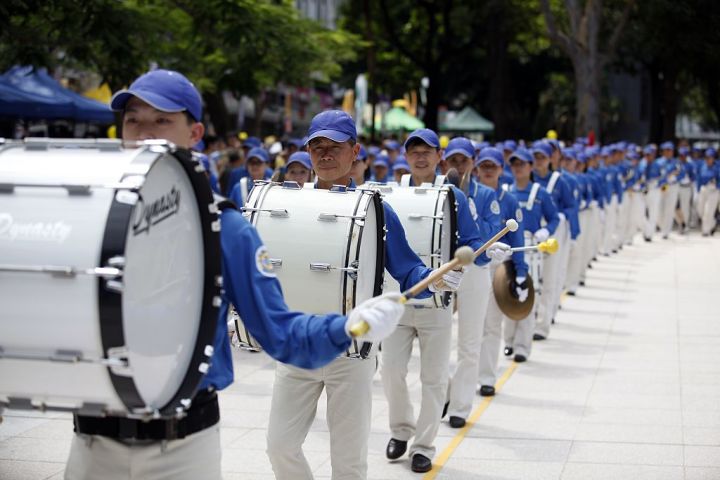 香港でパレードを行う法輪功学習者たち。2015年に撮影。参考写真 （Photo credit should read Isaac Lawrence/AFP via Getty Images）