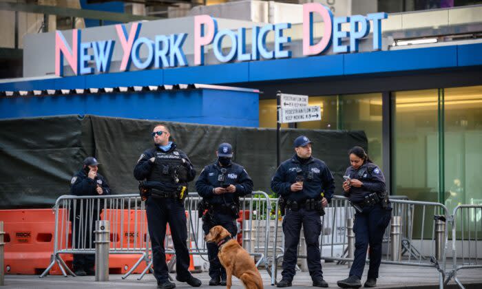5月21日、タイムズスクエアにいるニューヨーク市警察官  （Ed Jones/AFP via Getty Images）
