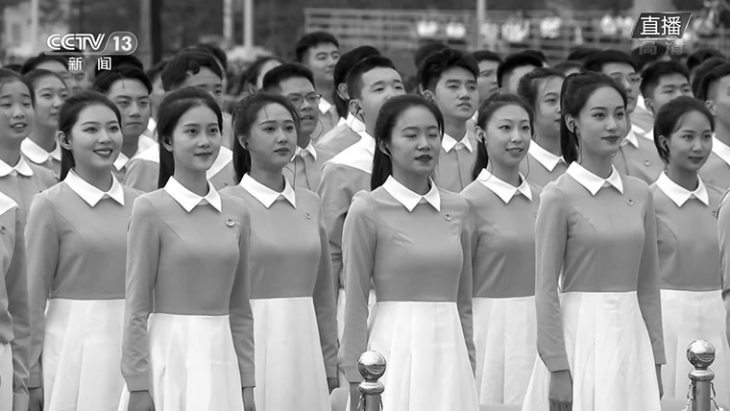 選りすぐりの若者がそろいの服を着て革命歌を合唱し、会場を盛り上げた(スクリーンショット)