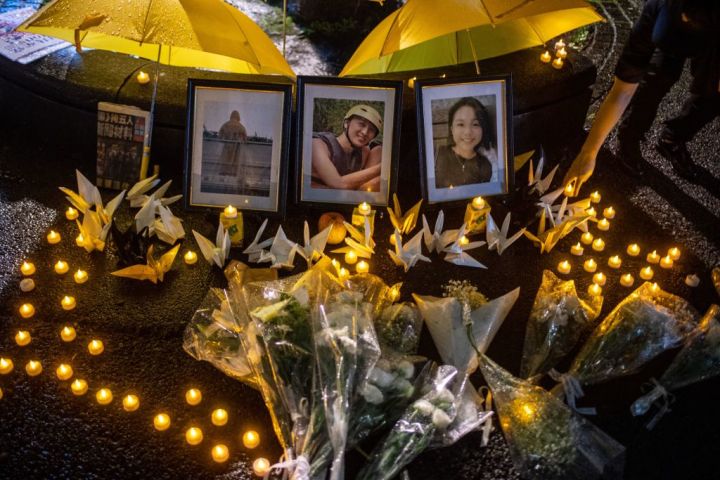 犠牲者を弔うために置かれたキャンドルと花束 （Photo by PHILIP FONG/AFP via Getty Images）