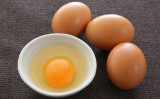 生卵や半熟のゆで玉子は、サルモネラ菌が繁殖しやすいので注意が必要です。（dorry / PIXTA）