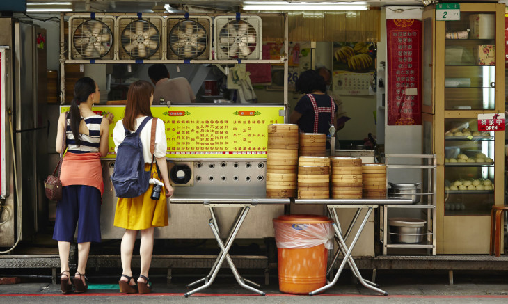 日本の作家である木下諄一さんは、台湾人の一番の魅力はホスピタリティだとおっしゃっています。 写真は、豪華な料理のテーブル(Fast&Slow / PIXTA)
