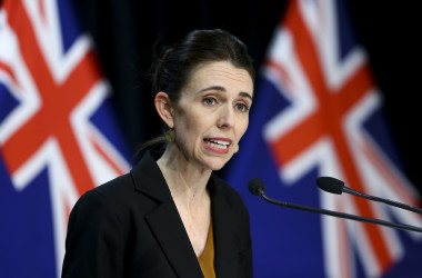 写真は、2020年8月に記者会見するニュージーランドのジャシンダ・アーダーン(Jacinda Ardern)首相