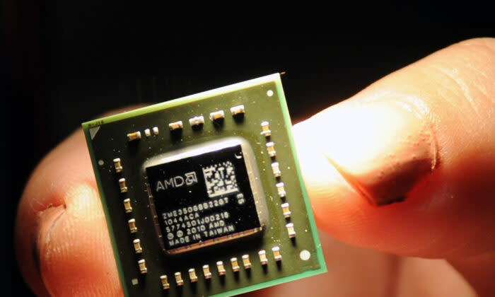 米アドバンスト・マイクロ・デバイセズ （Advanced Micro Devices, Inc. / AMD） 社が開発した中央演算処理装置やグラフィック・プロセッシング・ユニットに使われているコインサイズのチップ。参考写真（Sam Yeh/AFP via Getty Images）