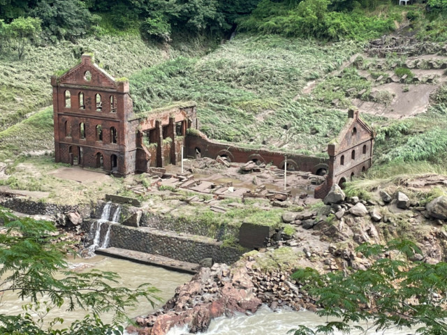7月11日、大雨で一部倒壊した曾木発電所遺構(鹿児島県伊佐市役所提供)