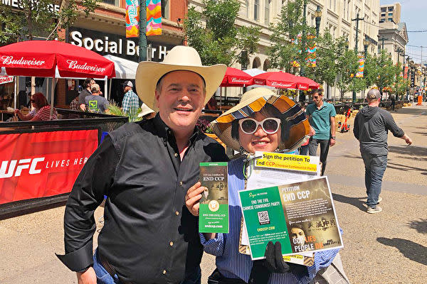 2021年7月11日、カナダのカルガリー・スタンピードで、アルバータ州のジェイソン・ケニー州知事は「End CCP」署名活動のボランティアスタッフの郭文文さんと集合写真を撮った(郭文文さんが提供)