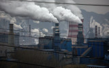 中国北部の河北省にある鉄鋼工場の煙突や火力発電所から煙が立ち上る＝2015年11月19日 イメージ写真（Kevin Frayer/Getty Images）