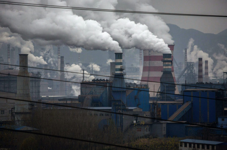 中国北部の河北省にある鉄鋼工場の煙突や火力発電所から煙が立ち上る=2015年11月19日 イメージ写真(Kevin Frayer/Getty Images)
