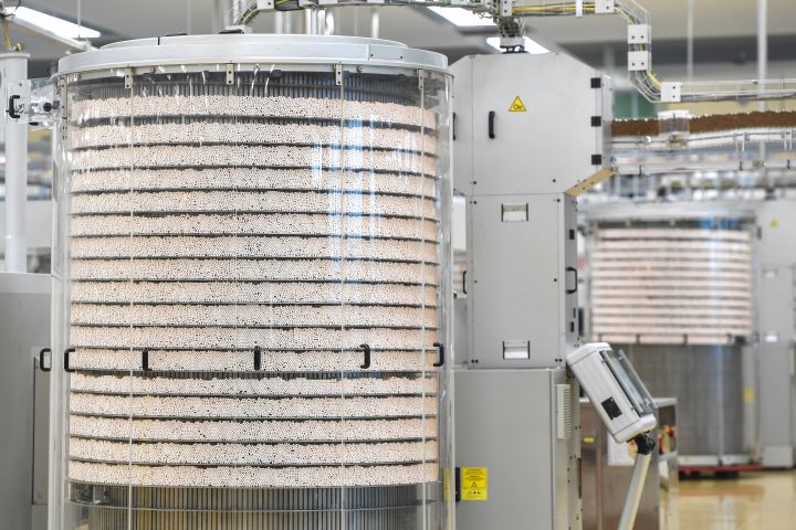 2019年11月、中国・武漢のたばこ工場(STR/AFP via Getty Images)