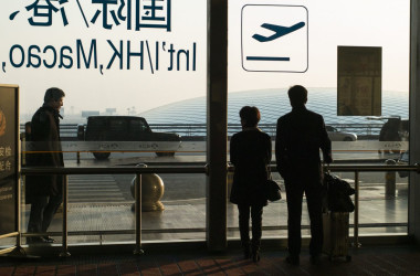 北京国際空港で荷物を持って歩く乗客たち=2016年11月24日(Fred Dufour/AFP/Getty Images)