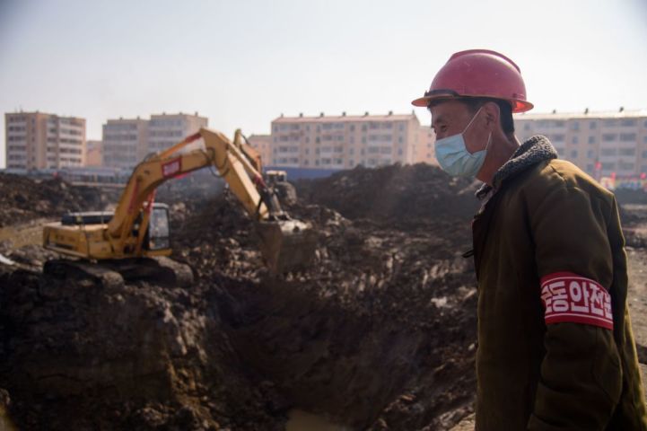 2021年3月、北朝鮮の平壌の建設現場で作業する男性（Photo by KIM WON JIN/AFP via Getty Images）