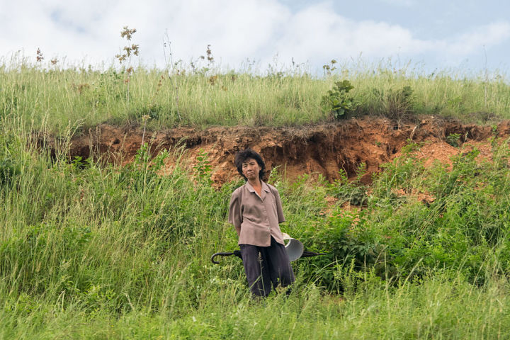 2015年8月、北朝鮮の中朝国境付近を走る列車を見る女性、参考写真（Xiaolu Chu/Getty Images）