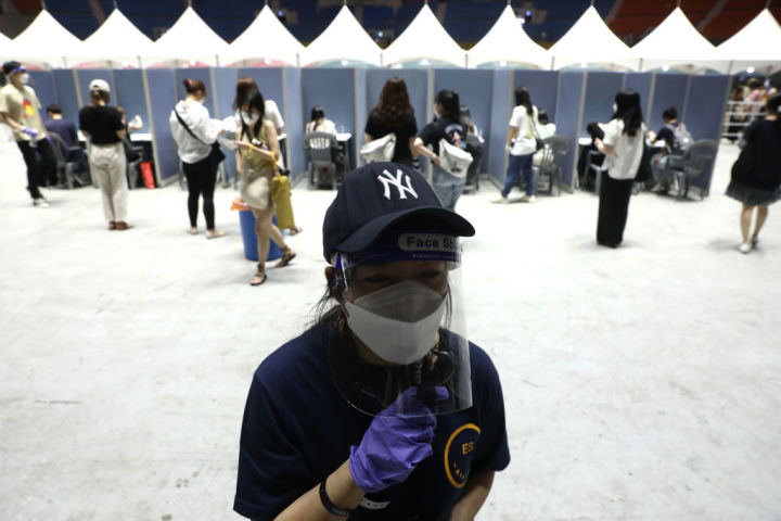 6月、韓国ソウルで開かれた屋外大型音楽フェスティバルで、ウイルス検査テストが行われている（Chung Sung-Jun/Getty Images）
