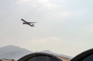 香港国際空港を離陸するキャセイパシフィック航空の旅客機=2020年10月21日(Anthony Kwan/Getty Images)