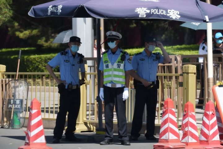 中国本土では司法の独立が確保されないため、公正な裁判が行われないこともある。写真は6月4日、北京市内で警備に当たる警察官（Photo by GREG BAKER/AFP via Getty Images）