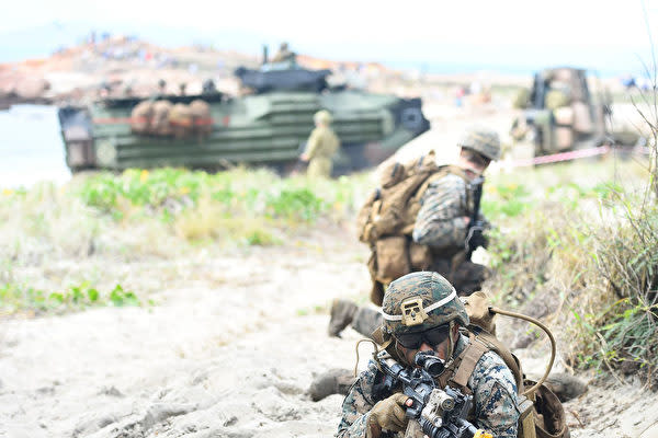 米豪合同演習「タリスマン・セイバー 2021」に参加している米海兵隊の兵士ら(Photo by Ian Hitchcock/Getty Images)