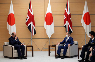7月20日、菅首相は首相官邸で英防衛相の表敬を受けた。この後、岸信夫防衛相と会談した(Photo by FRANCK ROBICHON/POOL/AFP via Getty Images)