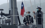 台湾・宜蘭県の郷里である蘇澳の造船所で行われた公式式典で、台湾の国旗を掲げる2人の海軍兵＝2020年12月15日（Sam Yeh/AFP via Getty Images）