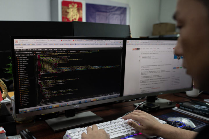 2020年8月4日、中国南部の広東省にあるハッキンググループ「Red Hacker Alliance」の一員（Nicolas Asfouri/AFP via Getty Images）