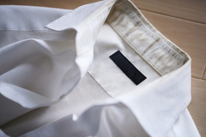 去年は真っ白だったお気に入りのシャツが、今年はガッカリ。そんな「黄ばみ」 を防ぐ方法があります。（ bee / PIXTA）
