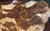 死してなお、我が子を見つめる人骨。それはまさに「慈母の顔」だった。台中安和遺跡で発見された人骨が、約5000年前のものであることがわかった。（台湾国立自然科学博物館提供）