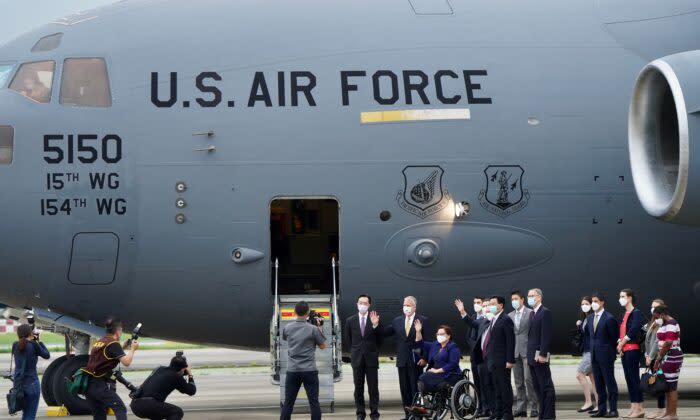 2021年6月6日、台北の松山空港に到着した3人の米上院議員は、出迎えた呉外相とブレント・クリステンセン在台湾米国協会（AIT）所長らと写真撮影した（Aden Hsu/POOL/AFP via Getty Images）