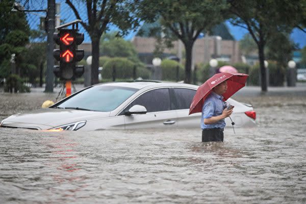 7月20日の鄭州市内の様子(STR/AFP via Getty Images)