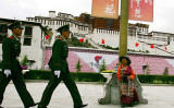 2008年6月20日、チベット・ラサのポタラ宮殿の前で巡回する中国武装警察の警官（Guang Niu/Getty Images）