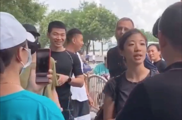 河南省の被災地で、市民に包囲されているドイチェ・ベレの男性記者(スクリーンショット)